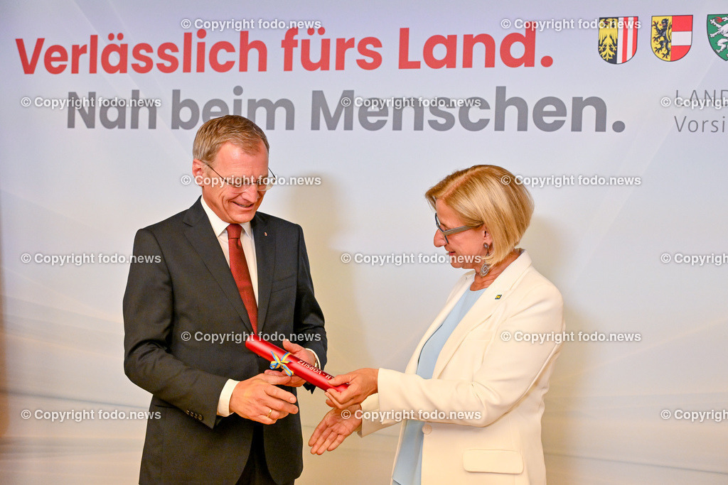 Pressekonferenz Land Ooe_ Oberoesterreich uebernimmt den Vorsitz in der Landeshauptleute-Konferenz_ 03.07.2024-63 | 03.07.2024, Linz, AUT, Pressekonferenz Land Ooe, Oberoesterreich uebernimmt den Vorsitz in der Landeshauptleute-Konferenz, im Bild Thomas Stelzer (VP, Landeshauptmann Oberoesterreich), Johanna Mikl-Leitner (VP, Landeshauptfrau Niederoesterreich)