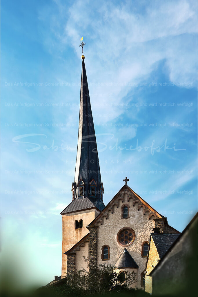 Der schiefe (Kirch)Turm von Kaisersesch | Die St. Pankratiuskirche mit dem schiefen Kirchturm von Kaisersesch, vor blauem Himmel - Realisiert mit Pictrs.com