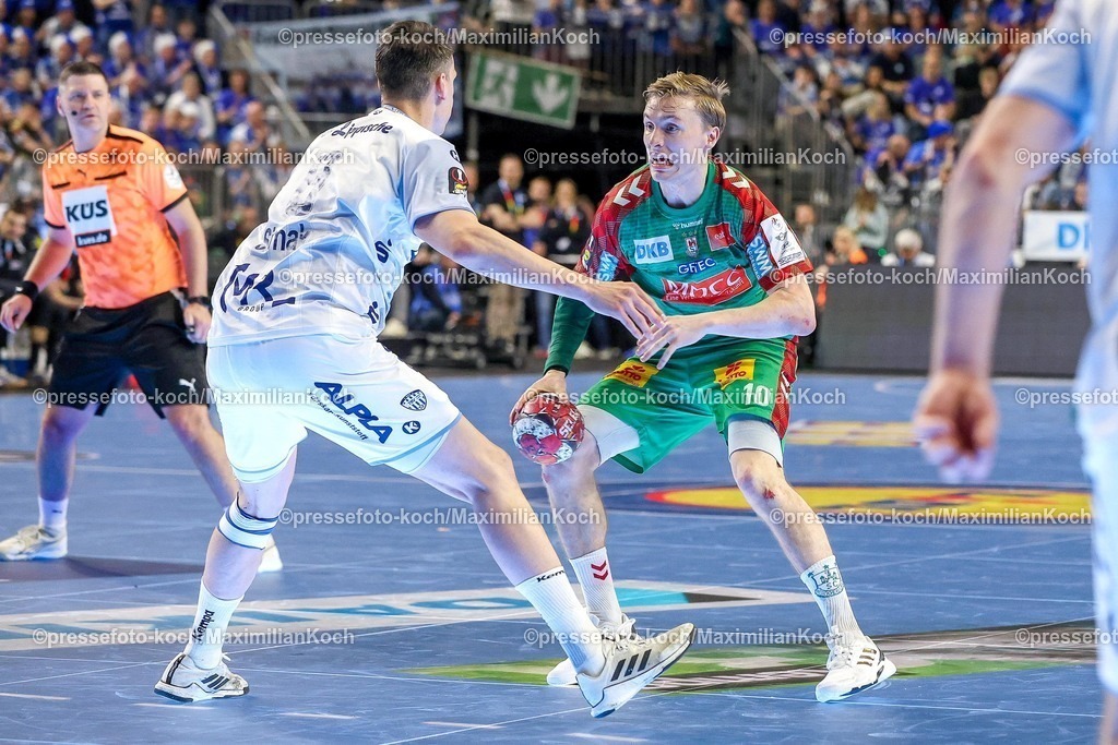 xSSCx19042601035 | 19.04.2026, xsscx, Handball, DHB-Pokal Lidl Final4, Spiel um Platz 3, TBV Lemgo-Lippe - SC Magdeburg, Saison 2025 / 2026 Herren, Lanxess Arena, Köln: Frederik Simak (TBV Lemgo Lippe #08) im Zweikampf gegen Gisli Kristjansson (SC Magdeburg #10) Photo: xSandraxScherningxPressefotoKochx