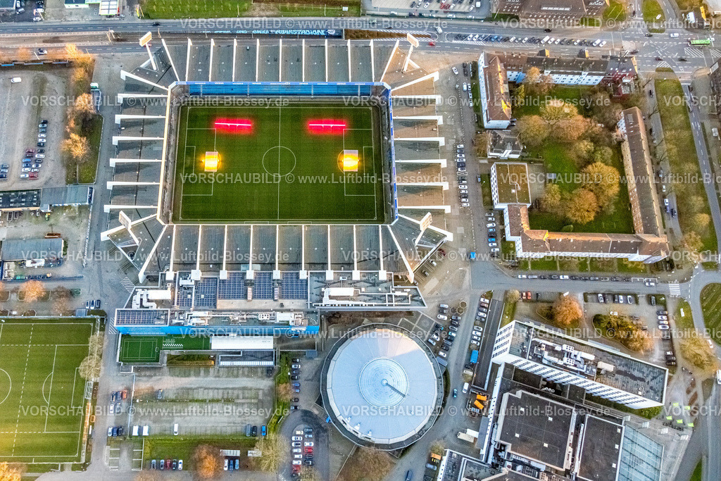 Bochum251205007 | Luftbild, Luftbild, Vonovia Ruhrstadion Fußballstadion und Bundesligastadion des VfL Bochum 1848, Rundsporthalle, farbige Beleuchtung auf dem Spielfeld, Grumme, Bochum, Ruhrgebiet, Nordrhein-Westfalen, Deutschland