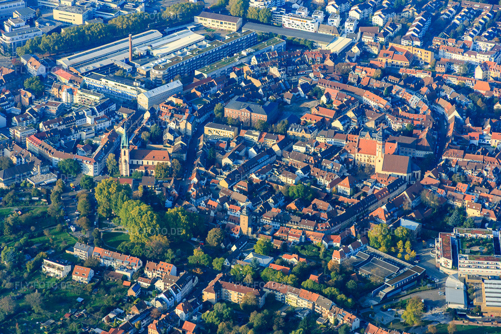 Luftbild: Altstadt aus Süden im Ortsteil Durlach in Karlsruhe im Bundesland Baden-Württemberg in Deutschland. Foto: IMG_075399.jpg vom 26.10.2014 durch Werner Riehm/FLY-FOTO.deAuflösung des Originals: 5472 x 3648 px