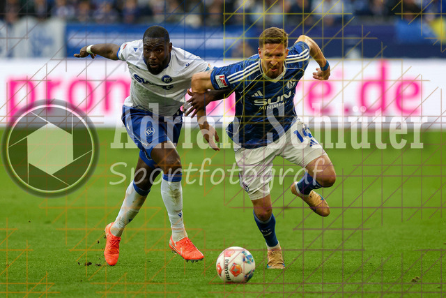 05.04.2026, GER, Fussball, Herren, 2. BL, Saison 2025/2026, FC Schalke 04 - Karlsruher SC | Stephan Kofi Ambrosius (KSC) und Janik Bachmann (S04) 