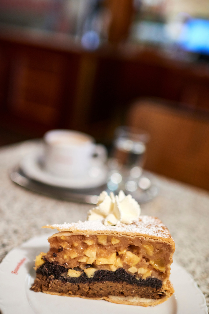 Cafe Frauenhuber, Haustorte mit Schlagsahne und Melange | Wien, Austria - August 23, 2017: Cafe Frauenhuber, Haustorte mit Schlagsahne und Melange. - Realisiert mit Pictrs.com