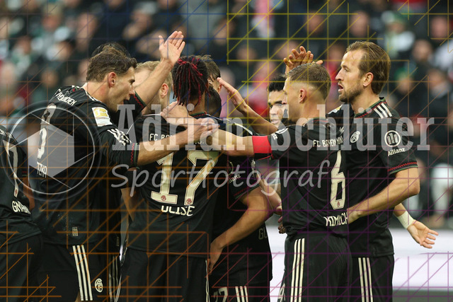 Borussia Mönchengladbach vs FC Bayern München - Bundesliga  | Mönchengladbach, Deutschland, 25.10.25:   Raphael Guerreiro (FC Bayern München) Torjubel, jubelt mit seiner Mannschaft nach dem Treffer zum 0:2 waehrend des Spiels der Bundesliga zwischen Borussia Mönchengladbach vs FC Bayern München im Stadion im Borussia Park(Foto von Brauer-Fotoagentur / Adrian Schlueter)