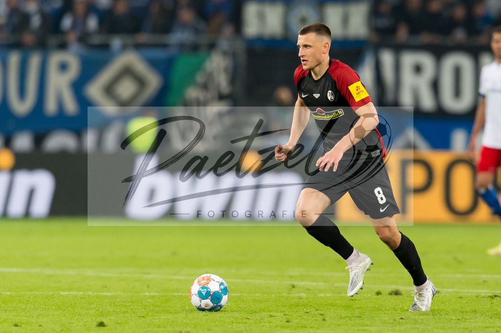 HSVSCF20220419_209 | Fussball, Herren: Maximilian Eggestein (SC Freiburg) in Aktion, am Ball, Einzelaktion beim DFB-Pokal-Halbfinalspiel zwischen Hamburger SV und SC Freiburg im Volksparkstadion am 19.04.2022 in Hamburg, Deutschland.DFB / DFL REGULATIONS PROHIBIT ANY USE OF PHOTOGRAPHS AS IMAGE SEQUENCES AND/OR QUASI-VIDEO. - Realisiert mit Pictrs.com
