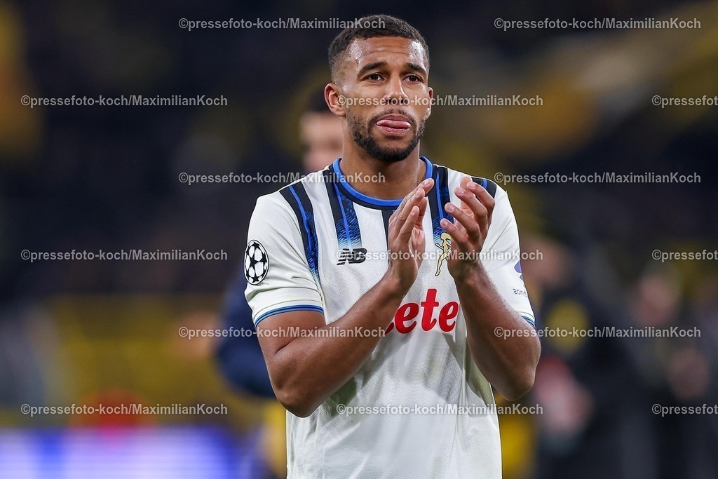 UCL17022601121 | 17.02.2026, Fußball, UEFA Champions League, Borussia Dortmund - Atalanta Bergamo, BVB Stadion, Play-Offs Hinspiel, Saison 2025 2026: Abschlussjubel nach der 0:2 Niederlage von Atalanta.  Isak Hien&nbsp;(Atalanta Bergamo #04) enttäuscht Enttäuschung   Regulations prohibit any use of photographs as image sequences and or quasi-video.