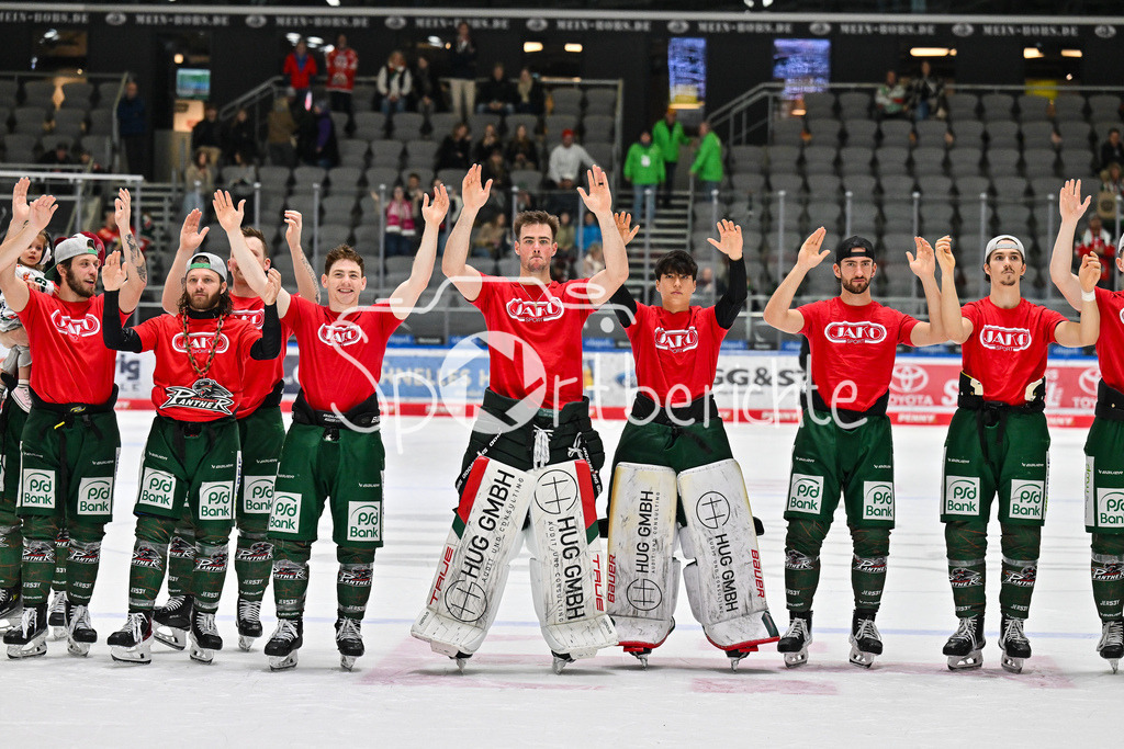 Augsburger Panther - Löwen Frankfurt | Die Spieler der Augsburger Panther feiern zusammen mit den Fans den Heimsieg gegen Frankfurt -  Riley DAMIANI (Augsburger Panther 19), Anthony LOUIS (Augsburger Panther 18), Kyle MAYHEW (Augsburger Panther 27), Peyton JONES (Augsburger Panther 41), Dave DÜTZKA (Augsburger Panther 30), Leon VAN DER LINDE (Augsbuerger Panther 43) und Christian HANKE (Augsburger Panther 25) - beim match zwischen den Augsburger Panthern und den Löwen Frankfurt am 8. Spieltag der Penny DEL im Curt Frenzel Stadion am 19.10.2025