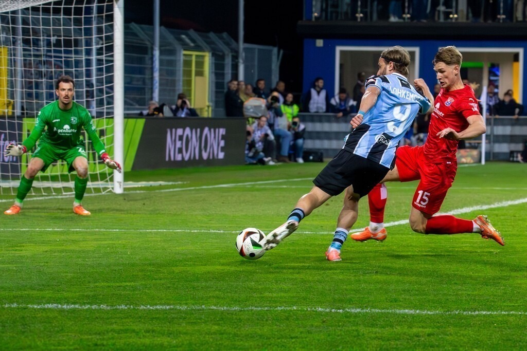 Fußball 3. Liga, Saison 2024/25, 32. Spieltag: Waldhof Mannheim gegen SpVgg Unterhaching***Felix Lohkemper (9, Mannheim) mit einer guten Torchance | Fußball 3. Liga, Saison 2024/25, 32. Spieltag: Waldhof Mannheim gegen SpVgg Unterhaching***Felix Lohkemper (9, Mannheim) mit einer guten Torchance - Realisiert mit Pictrs.com