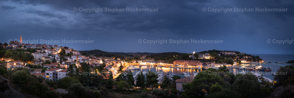 Vrsar mit Hafen bei Nacht Panorama 3:1 | Panorama von der Altstadt Vrsar und dem Hafen in Istrien bei Nacht Kroatien - Realisiert mit Pictrs.com
