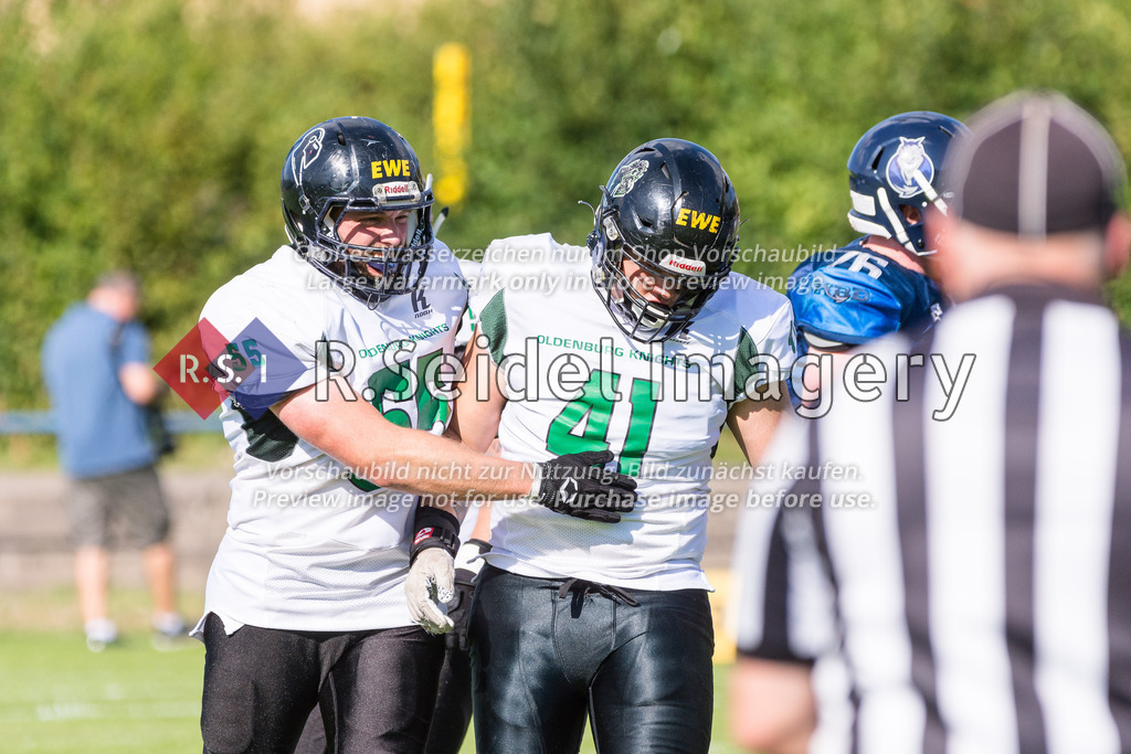 American Football, Saison 2022, Regionalliga Nord, Hamburg Blue Devils - Oldenburg Knights, Dr.-Hermann-Schnell-Sportplatz (Hamburg), 06.08.2022, 07. Gameweek | Nils Timmermann (#55, Oldenburg), Robin Schick (#41, Oldenburg, DL)