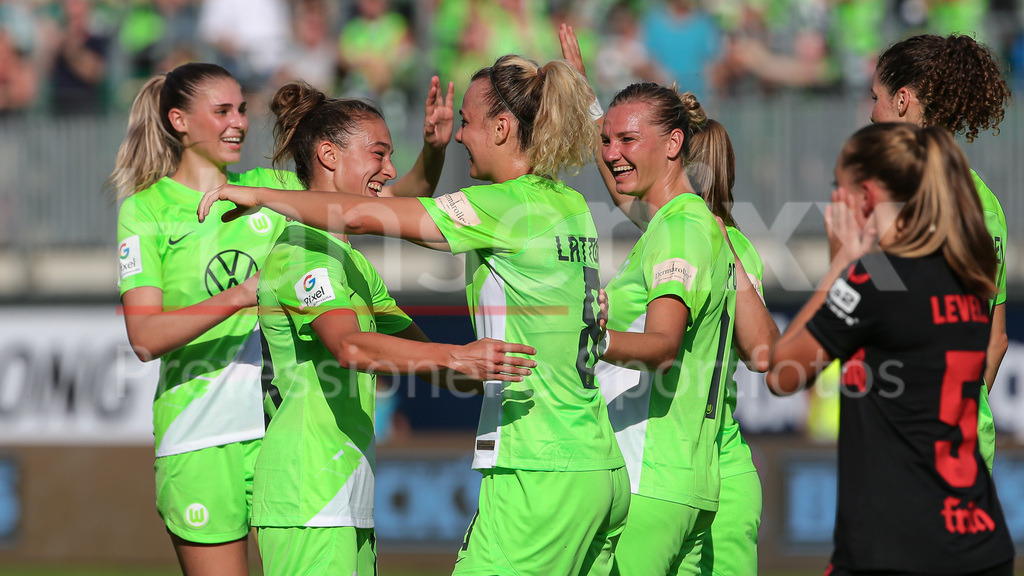 Fussball, Google Pixel Frauen-Bundesliga, VfL Wolfsburg - Bayer 04 Leverkusen | v.li.: Spielerinnen vom VfL Wolfsburg mit Torjubel, Jubel, jubeln, jubelt, optimistisch, Spielszene, Highlight, Freude über das Tor zum 2:0, DIE DFB-RICHTLINIEN UNTERSAGEN JEGLICHE NUTZUNG VON FOTOS ALS SEQUENZBILDER UND/ODER VIDEOÄHNLICHE FOTOSTRECKEN. DFB REGULATIONS PROHIBIT ANY USE OF PHOTOGRAPHS AS IMAGE SEQUENCES AND/OR QUASI-VIDEO.