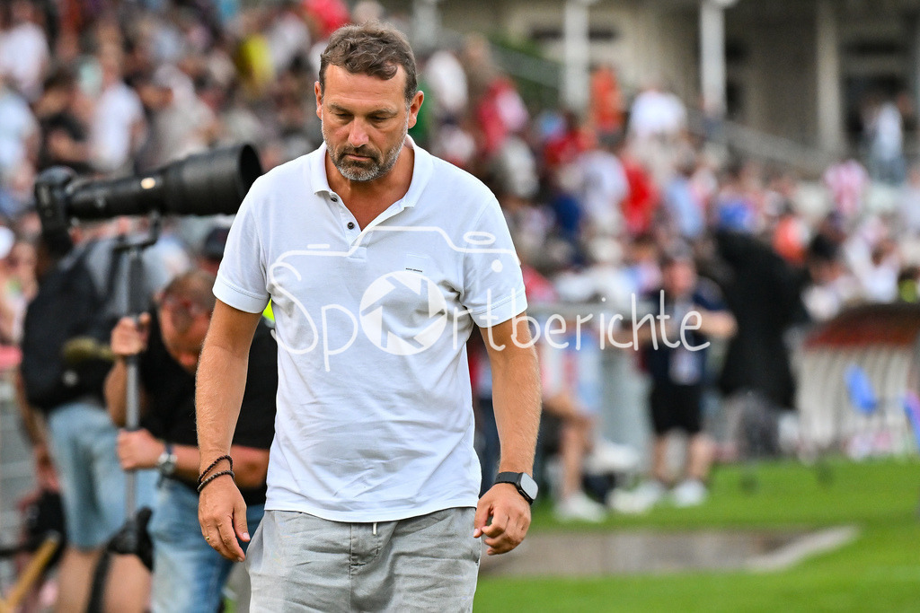 SpVgg Unterhaching - FC Bayern Amateure | im Bild ein nachdenklicher Markus WEINZIERL / Einzelfoto / Freisteller / Regionalliga Bayern: SpVgg Unterhaching - FC Bayern München II; Uhlsport Park am 15.08.2025