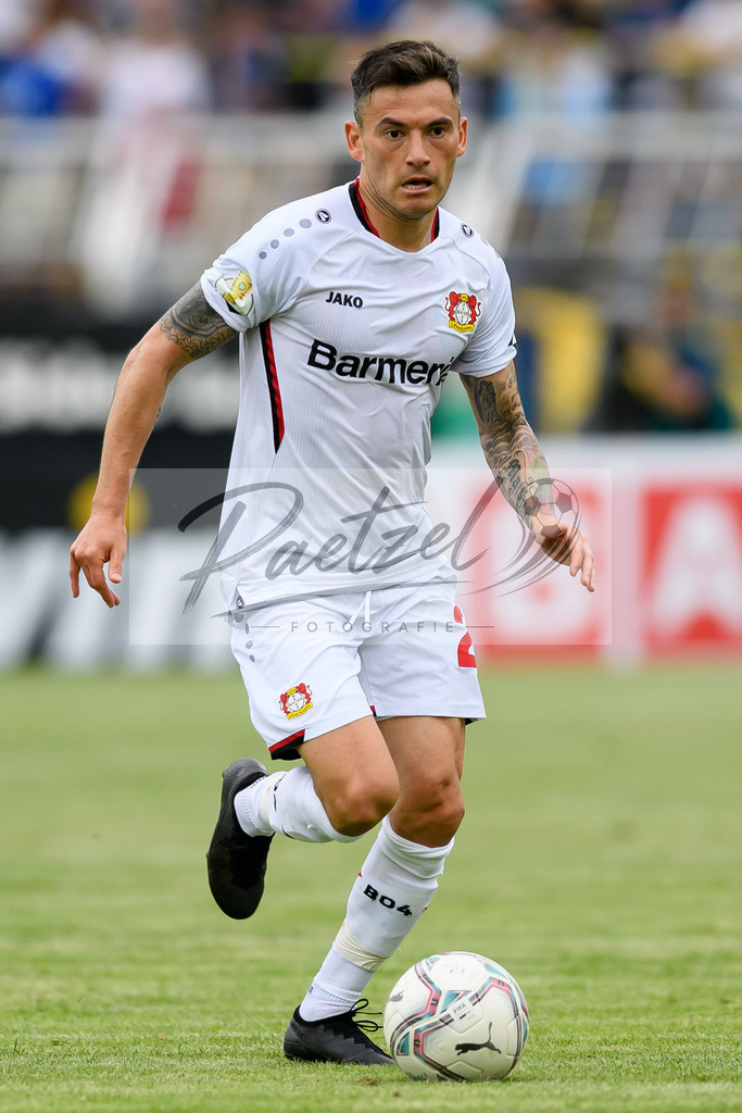 LLELEV20210807_153 | Fussball, Herren: Charles Aranguiz (Bayer 04 Leverkusen) in Aktion, am Ball, Einzelaktion beim Spiel der 1. Runde im DFB-Pokal zwischen 1. FC Lokomotive Leipzig und Bayer 04 Leverkusen im Bruno-Plache-Stadion am 07.08.2021 in Leipzig, Deutschland.DFB / DFL REGULATIONS PROHIBIT ANY USE OF PHOTOGRAPHS AS IMAGE SEQUENCES AND/OR QUASI-VIDEO. - Realisiert mit Pictrs.com