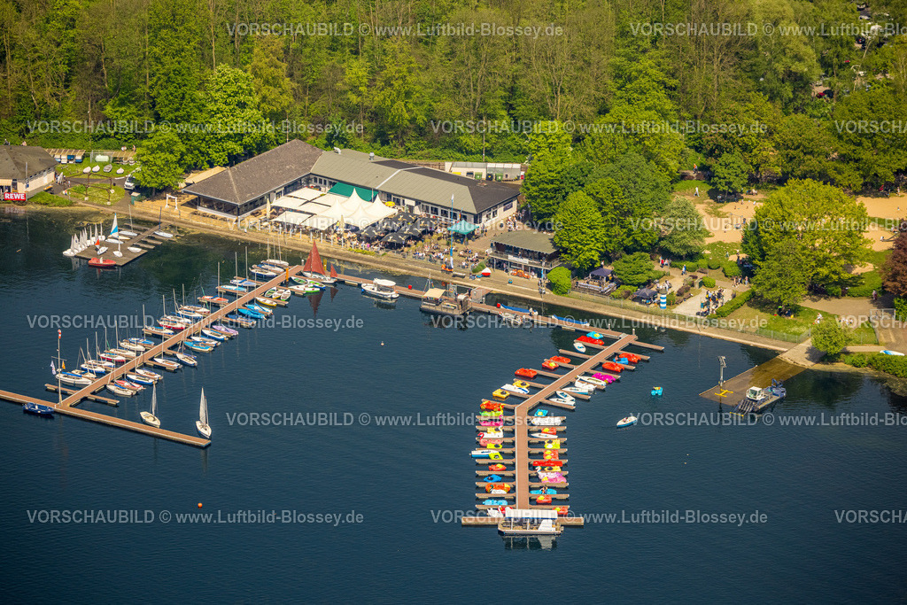 Duesseldorf240501217UnterbacherSee | Luftbild, Freizeitgestaltung am Unterbacher See, Se[h]restaurant am Bootshafen, Sonnenschirme und Baldachin, Bootsanlegestellen Segelboote und Tretboote, Unterbach, Düsseldorf, Rheinland, Nordrhein-Westfalen, Deutschland