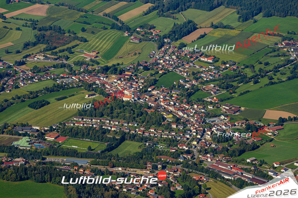 Das Luftbild der Stadt Lam wurde 2021 vom Flugzeug heraus erstellt (keine Drohne) Aufnahmehöhe ca.450 Meter- hohe Bildauflösung und Druck-Qualität garantiert!