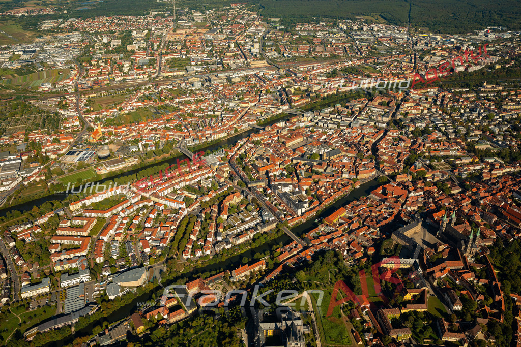 bamberg-schoene-bilder-1153-2023 | Das Luftbild zeigt :  Bamberg - Die Luftaufnahme wurde 2023 vom UL-Flugzeug aus erstellt ( keine Drohne ) - 
Hochauflösende Luftaufnahme - Für grossformatige Ausdrucke geeignet. Die Geschenkidee !
Mit Lizenz und Bildrechte bestellbar
