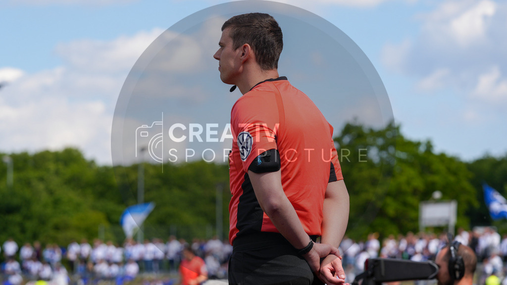 Fußball, Herren, Saison 2024/2025, Finaltag der Amateure 2025, Landespokal Brandenburg, Finale, VfB 1921 Krieschow vs. RSV Eintracht 1949, Samstag 24.05.2025, Volksparkstadion Neuruppin, | Fußball, Herren, Saison 2024/2025, Finaltag der Amateure 2025, Landespokal Brandenburg, Finale, VfB 1921 Krieschow vs. RSV Eintracht 1949, Samstag 24.05.2025, Volksparkstadion Neuruppin, Im Bild: Der vierte Offizielle Dr. Artwin Archut - Realisiert mit Pictrs.com