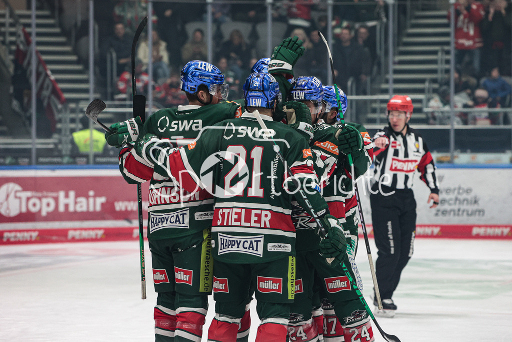 Augsburger Panther - Nuernberg ICE Tigers | Die Hausherren jubeln nach dem Tor zum 1-0 durch Adam JOHNSON (AEV #27)