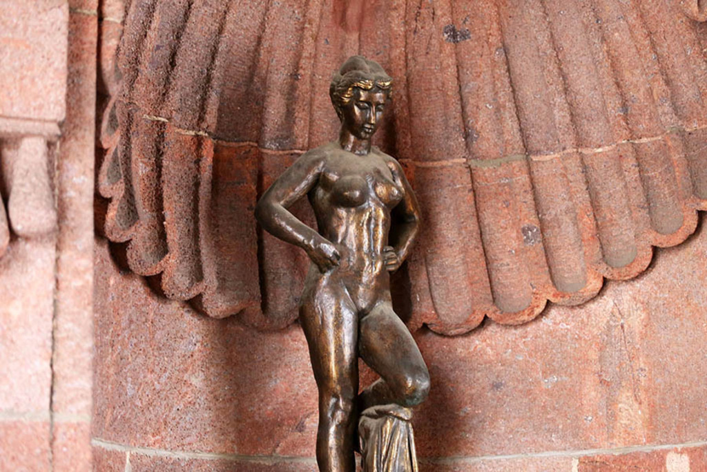 Bildlexikon Leipzig - Brunnen Badendes Mädchen | Das Team hinter BILDLEXIKON LEIPZIG bündelt historische wie aktuelle Informationen über die Stadt Leipzig in Text und Bild auf einer Plattform und stellt diese der interessierten Öffentlichkeit zur Verfügung.