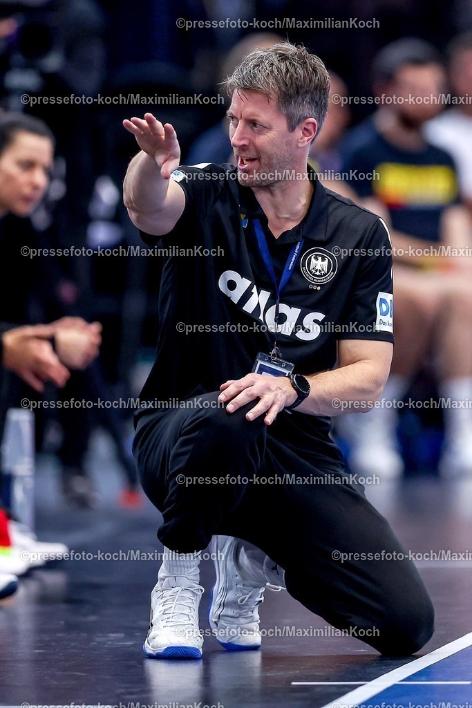 IHF04122502120 | 04.12.2025, Handball WM Frauen, Hauptrunde, Deutschland - Montenegro, 27th IHF Women's Handball World Championship, Westfalenhalle Dortmund: Nationaltrainer Markus Gaugisch (GER #hc) kniet gestikulierend am Spielfeldrand  