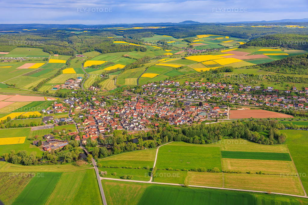 Luftbild: Dorfansicht im Tal der Fränkischen Saale von Süden im Ortsteil Diebach in Hammelburg im Bundesland Bayern in Deutschland.Foto: IMG_156097.jpg vom 03.05.2026 durch Werner Riehm/FLY-FOTO.deAuflösung des Originals: 6000 x 4000 px