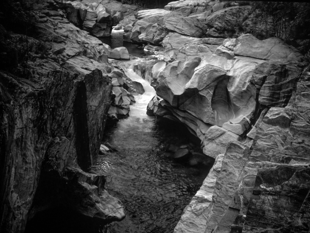 Tessin_Verzascatal_1988_Schlucht_8802sw | Aus der Serie STEINWORTE,  Blick in die Wasserschlucht des Gebirgsflusses Verzasca, im Valle Verzasca, Tessin, Schweiz.
analoge schwarz-weiss Fotografie. Fotografiert mit Hasselblad, gescannt, gedruckt auf Hahnemühle Photo Rag Velvet.