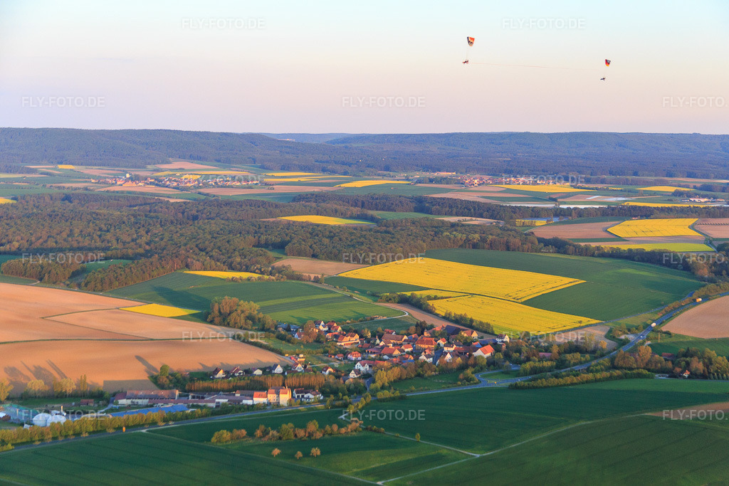 Luftbild: Ortsansicht aus Westen im Ortsteil Neuses am Sand in Prichsenstadt im Bundesland Bayern in Deutschland. Foto: IMG_088109.jpg vom 06.05.2016 durch Werner Riehm/FLY-FOTO.de