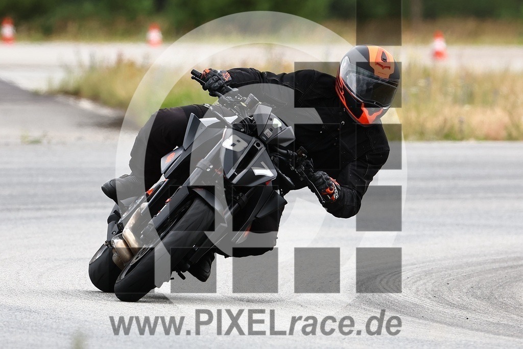 0087-20240704_01227 | Schöne Erinnerungen an spannende Momente - das festzuhalten ist unser Job. PIXELrace.de ist seit 2003 auf den Rennstrecken Europas unterwegs um die Action draußen beim Fahren und die wunderbare Stimmung imm Fahrerlager für euch einzufangen.