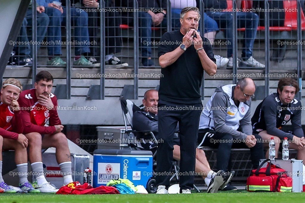 FCVK29082501019 | 29.08.2025, Fußball, FC Viktoria Köln – SSV Jahn Regensburg, 3.Liga, Sportpark Höhenberg, Saison 2025 2026: Cheftrainer Michael Wimmer (Jahn Regensburg #hc) gestikulierend am Spielfeldrand  DFB regulations prohibit any use of photographs as image sequences and or quasi-video.