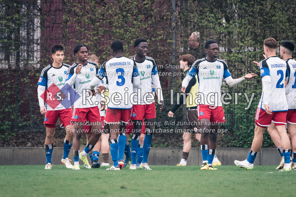 RS-1-035399 | 1:0 Tor für den HSV II. 
Mitspieler jubeln über den Führungstreffer.