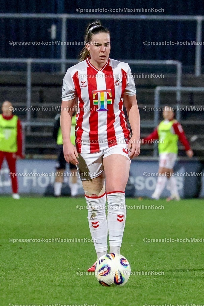 xSSCx09022601043 | 09.02.2026, xsscx, Frauen Fussball, 1. FC Koeln - SGS Essen, 1. Fussball Bundesliga, 17. Spieltag, Franz-Kremer-Stadion, Saison 2025 2026: Adriana Achcinska (1. FC Koeln 9) DFB regulations prohibit any use of photographs as image sequences and or quasi-video. Photo: xSandraxScherningxPressefotoKochx
