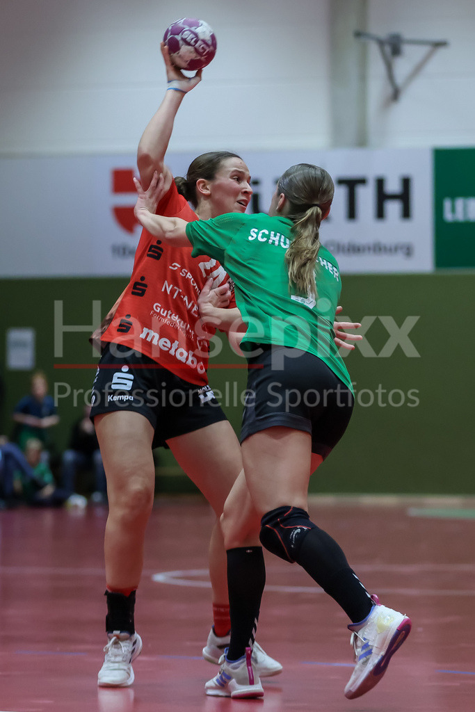 Handball, 2. Bundesliga Frauen, SV Werder Bremen - TG Nürtingen | v.li.: Lisa Fuchs (TG Nürtingen, 24) und Luca Schumacher (SV Werder Bremen, 9) im Zweikampf, Duell, Spielszene, Aktion, Action
