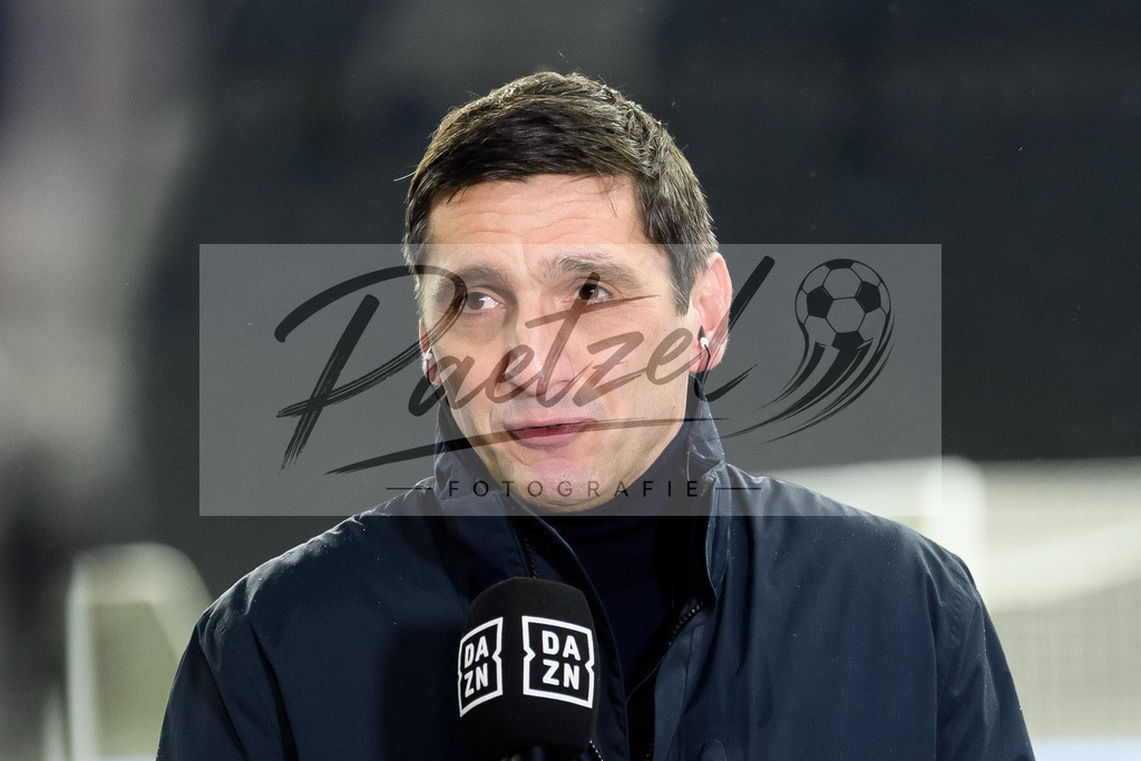 BSCRBL20220220_009 | Fussball, Herren: Trainer Tayfun Korkut (Hertha BSC) schaut bei dem Spiel der 1. Bundesliga zwischen Hertha BSC und RB Leipzig im Olypiastadion am 20.02.2022 in Berlin, Deutschland.DFB / DFL REGULATIONS PROHIBIT ANY USE OF PHOTOGRAPHS AS IMAGE SEQUENCES AND/OR QUASI-VIDEO. - Realisiert mit Pictrs.com