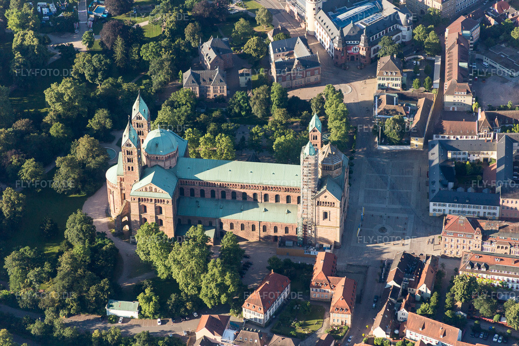 Luftbild: Kirchengebäude des Domes des Dom zu Speyer in Speyer im Bundesland Rheinland-Pfalz in Deutschland. Foto: IMG_091718.jpg vom 10.07.2016 durch Werner Riehm/FLY-FOTO.de