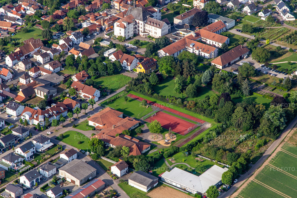Luftbild: St. Paulus Stift Herxheim in Herxheim bei Landau im Bundesland Rheinland-Pfalz in Deutschland. Foto: IMG_142877.jpg vom 19.07.2024 durch Werner Riehm/FLY-FOTO.deSt. Paulus Stift Herxheim » St. Paulus Stift Herxheim