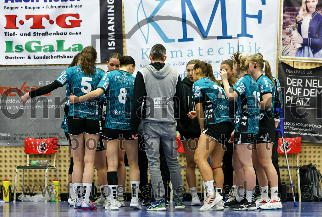 2022-11-27_001_SV_Anzing_gegen_HT_Muenchen_II | Anzing, Deutschland, 27.11.2022:
Handball, Bezirksliga 2022 / 2023, 7. Spieltag, SV Anzing gegen HT München II, Endergebnis: 28:32

Paulina Ledermann (HT München, #5), Helena Dannheim (HT München, #8), Katharina Martin (HT München, #21), Janeke Waßmann (HT München, #15)

Foto: Christian Riedel / fotografie-riedel.net