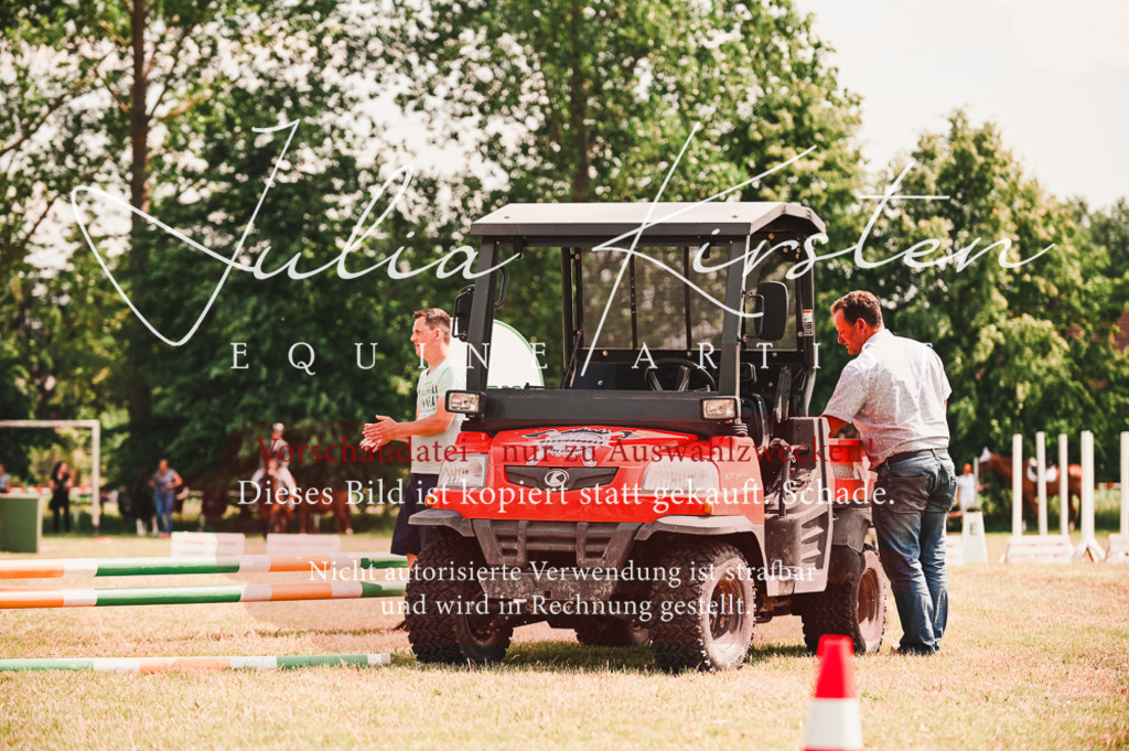 DSC_6845 | Pferde- und Turnierfotografie in Westsachsen. Pferdeportraits, Auftragszeichnungen und intuitive Kunst.
