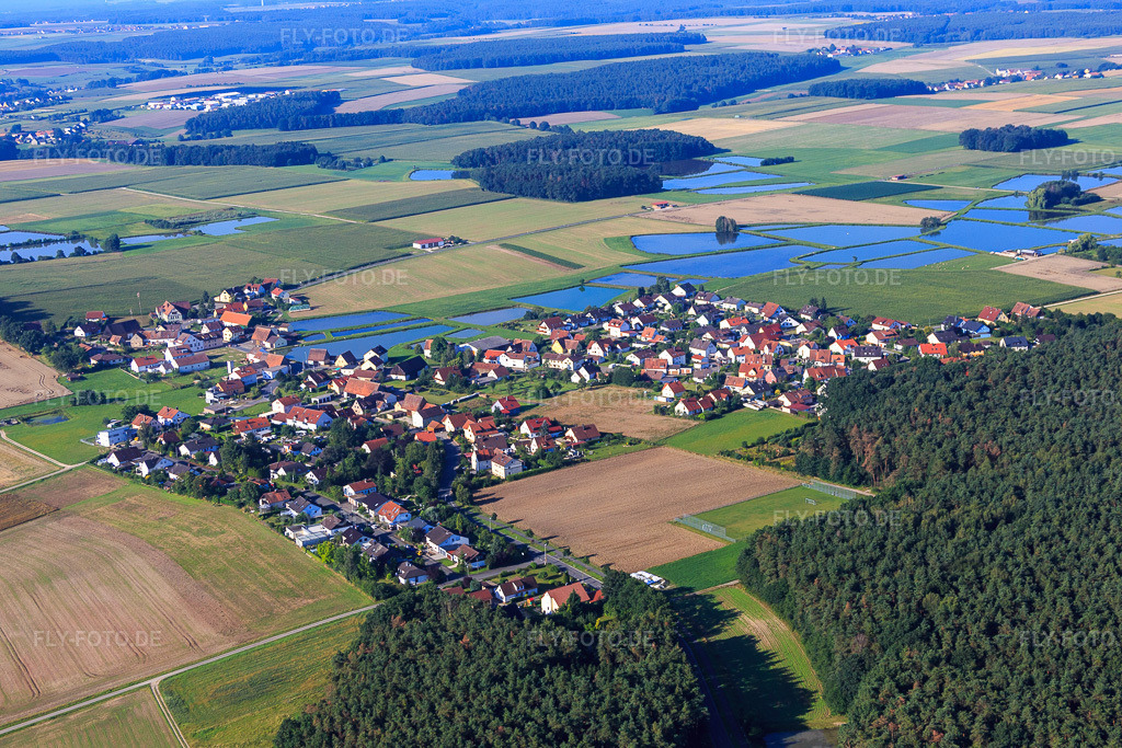 Luftbild: Fränkische Fischweiherlandschaft der Sportfischergemeinschaft Geinzer-Weiher-Buch hinter dem Dorf im Ortsteil Buch in Weisendorf im Bundesland Bayern in Deutschland. Foto: IMG_092688.jpg vom 07.08.2016 durch Werner Riehm/FLY-FOTO.de