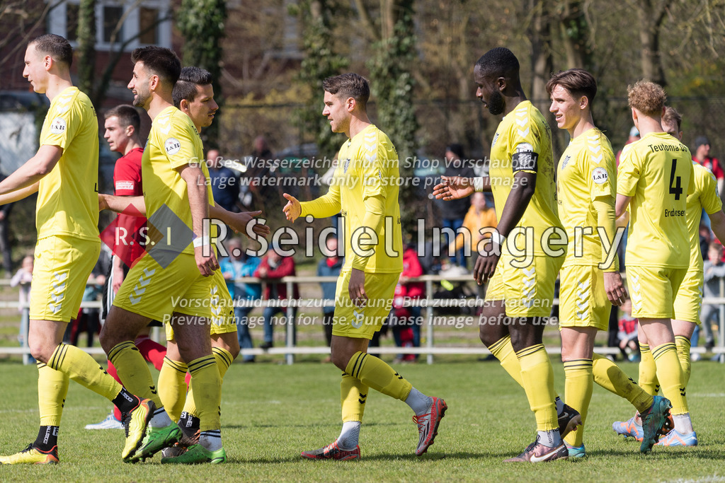 Fußball, Saison 2022/23, LOTTO-Pokal, WTSV Concordia - FC Teutonia 05, Sportpark Hinschenfelde (Hamburg), 10.04.2023, Halbfinale | Teutonia-Spieler freuen sich über ein Tor. 
Im Bild v.l.n.r.: Gazi Siala (#47, Teutonia), Janik Jesgarzewski (#22, Teutonia), Fabian Friedemann Graudenz (#18, Teutonia), Marcus Coffie (#5, Teutonia, Teamkapitän), Max Julian Brandt (#23, Teutonia)