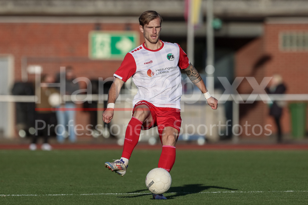 Fussball, Regionalliga Nord, SV Werder Bremen II - VfB Lübeck | v.li.: Luca Menke (VfB Lübeck, 5) am Ball, Freisteller, Einzelbild, Ganzkörper, Aktion, Action, Spielszene