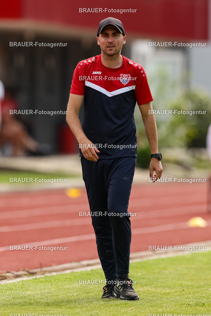 1_SVSKFC_20250726_1194.JPG -  - SV Schermbeck - KFC Uerdingen  - Testspiel | Schermbeck, Deutschland, 26.07.25: Trainer Julian Stöhr (KFC Uerdingen) schaut während des Testspiel Spiels zwischen SV Schermbeck - KFC Uerdingen  in der Volksbank Arena am 26. July 2025 in Schermbeck, Deutschland. (Foto von Stefan Brauer/Brauer-Fotoagentur)
