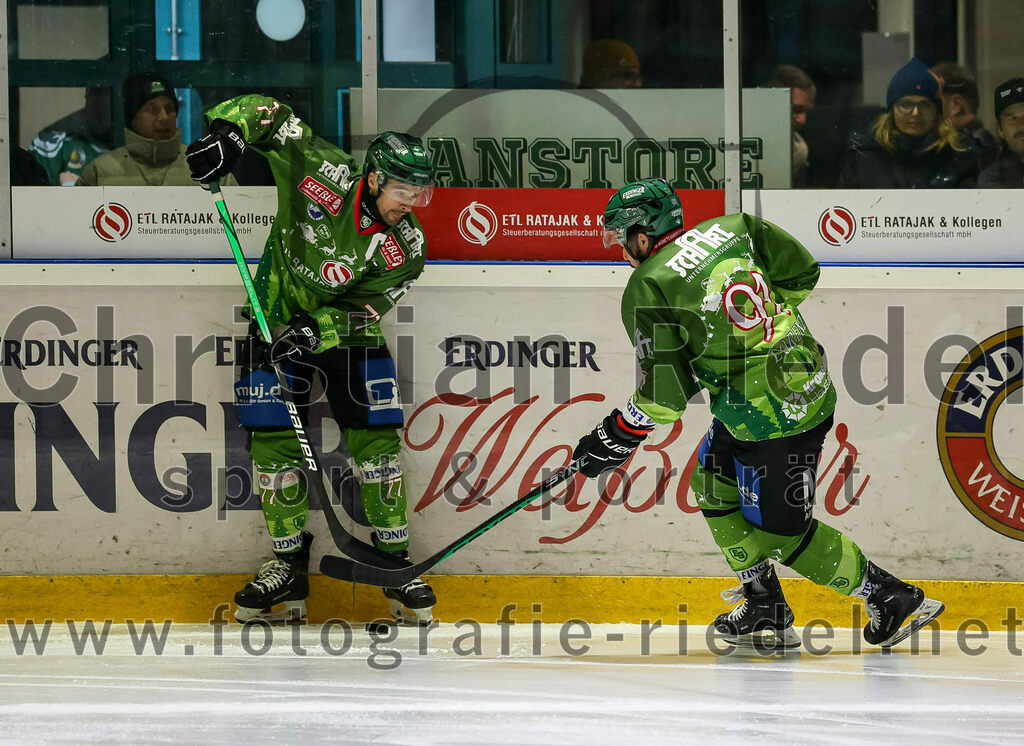 2023-12-17_008_TSV_Erding_gegen_ESC_Kempten | Erding, Deutschland, 17.12.2023:
Eishockey, Bayernliga Vorrunde 2023 / 2024, 18. Spieltag, TSV Erding gegen ESC Kempten, Endergebnis: 5:1

Philipp Michl (Erding Gladiators, #77), Rudolf Lorenz (Erding Gladiators, #91)

Foto: Christian Riedel / fotografie-riedel.net