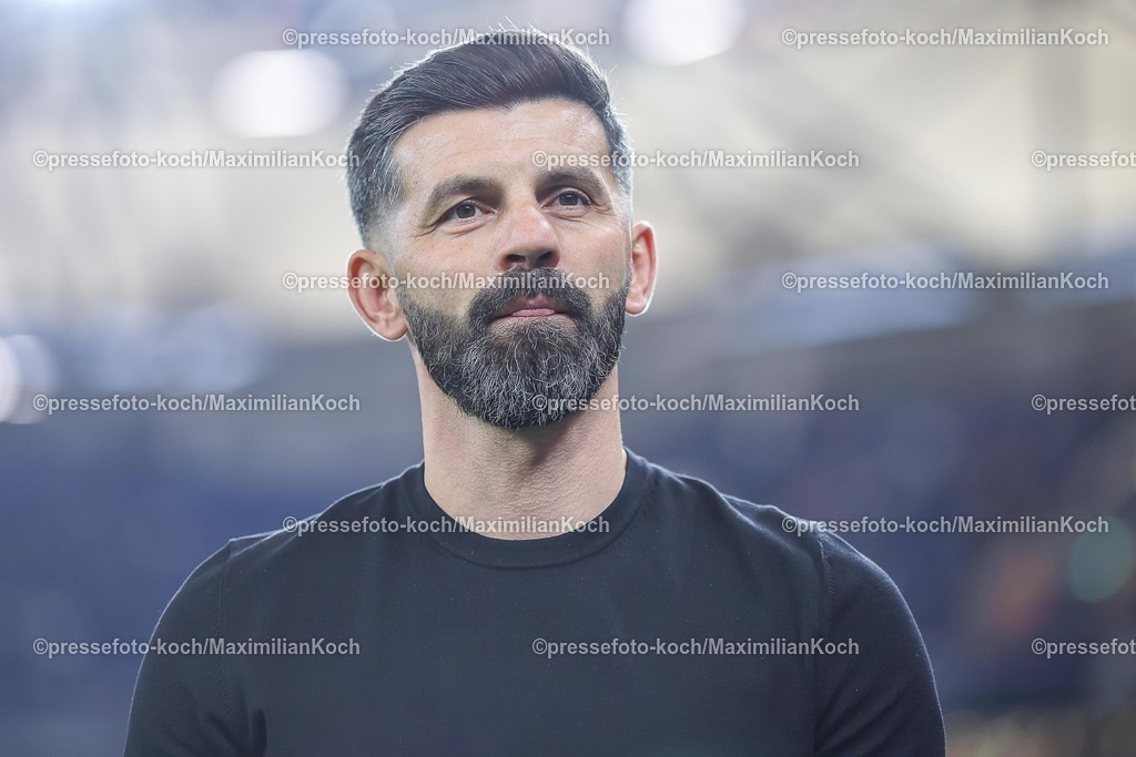 S0413092501024 | 13.09.2025, Fußball, FC Schalke 04 - Holstein Kiel, 5.Spieltag, 2. Fußball Bundesliga, Veltins-Arena Gelsenkirchen, Saison 2025 2026: Cheftrainer Miron Muslic (Schalke04) DFB regulations prohibit any use of photographs as image sequences and or quasi-video.