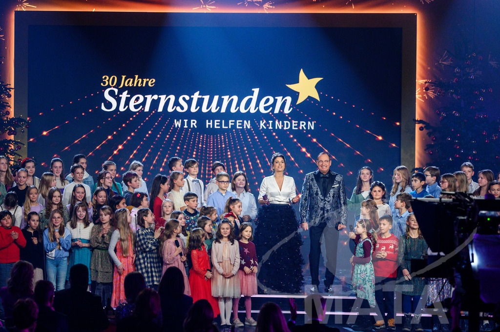 _DWI6017 | Die Eröffnung und die Begrüßung der Ehrengäste mit Moderatorin Sandra Rieß, Moderator Volker Heißmann und Kinderchor Pfennigparade bei '30 Jahre Sternstunden-Gala 2023' in der Frankenhalle. Nürnberg, 15.12.2023 - Realisiert mit Pictrs.com