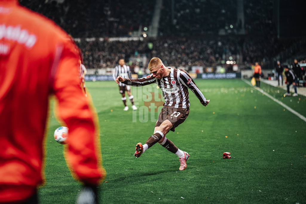 Fußball | Männer | Saison 2025/2026  | Fußball-Bundesliga | 11. Spieltag | FC St. Pauli vs. 1. FC Union Berlin | 23.11.2025 | Louis Oppie (#23, FC St. Pauli)