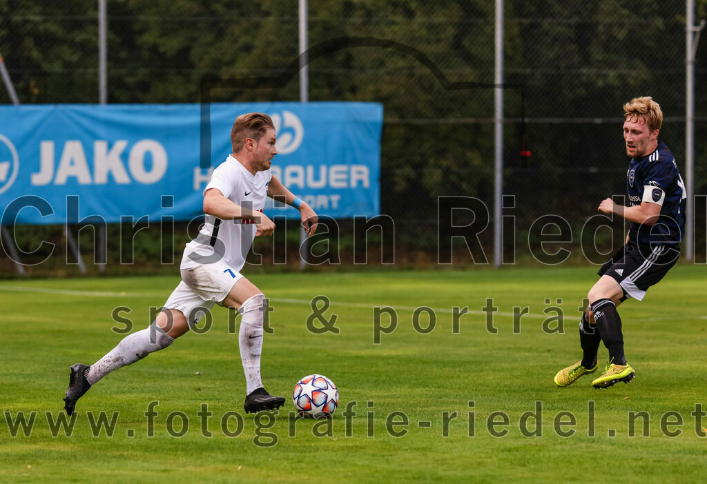 2023-07-28_055_FC_Eitting_gegen_FC_Moosburg | Eitting, Deutschland, 28.07.2023:
Fußball, Kreisliga 2023 / 2024, 1. Spieltag, FC Eitting gegen FC Moosburg, Endergebnis: 1:1

Alfred Neudecker (FC Eitting, #7), Matthias Hilz (FC Moosburg, #14)

Foto: Christian Riedel / fotografie-riedel.net
