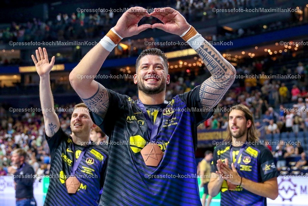 KoeEHF15062501071 | 15.06.2025, Handball, Spiel um Platz 3, TruckScout24 EHF FINAL4, LANXESS arena Köln, HBC Nantes - FC Barcelona: Abschlussjubel nach dem Sieg für Nantes. Die Mannschaft feiert den 3. Platz Nicolas Tournat (HBC Nantes FRA #11) jubelnd 