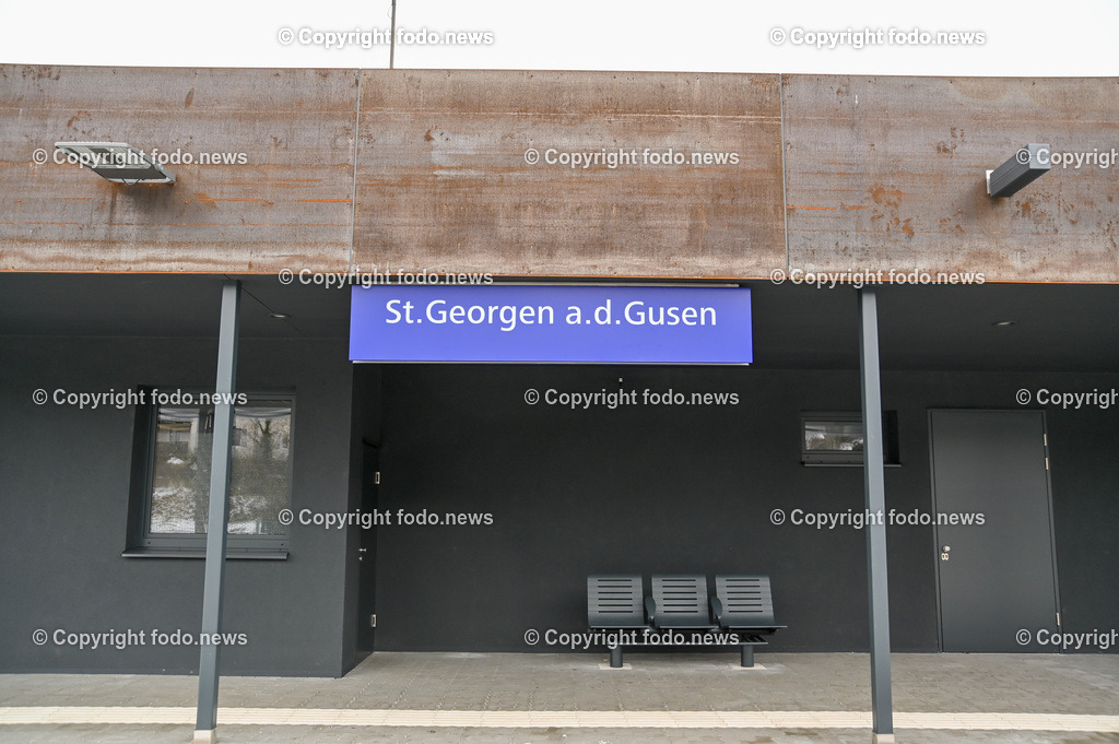 Sankt Georgen an der Gusen_ Bahnhof_ 20.12.2022-2 | 20.12.2022, Sankt Georgen an der Gusen, AUT, Bahnhof, Bahnsteig, im Bild  Bahnhofsgebaeude, Bahnhof