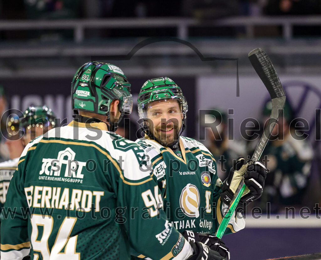 2025-12-28_049_TSV_Erding_gegen_onesto_Tigers_Bayreuth | Erding, Deutschland, 28.12.2025:Eishockey, Oberliga Süd 2025 / 2026, 31. Spieltag, TSV Erding gegen onesto Tigers Bayreuth, Endergebnis: 6:5 n.V.Markus Eberhardt (Erding Gladiators, #94), Philipp Michl (Erding Gladiators, #77)Foto: Christian Riedel / fotografie-riedel.net