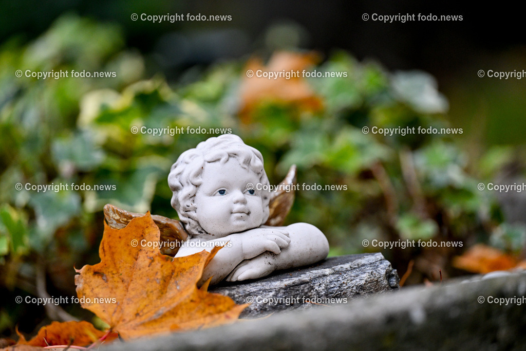 Friedhof_ Kreuz_ Kruzifix_ Jesu Christi_ Allerheiligen_ 26.10.2024-81 | 26.10.2024, Friedhof, AUT, Allerheiligen, Themenbilder im Bild Friedhof, Kreuz, Kruzifix, Jesu Christi, Allerheiligen, Engerl, Engel, Kerzen, Grab, Grablicht, Blumen, Skulptur, Grabstein, Symbolbild, Grablaterne, Grabkerze, Grabkerzen, Grablichter, Kerze, Grabkreuz, Gedenken, Bestattung, Verstorbene, Totenruhe, Grab, Urne, Blumenschmuck, Schmuck, Besucher, Feature, kreativ, creativ, Linz